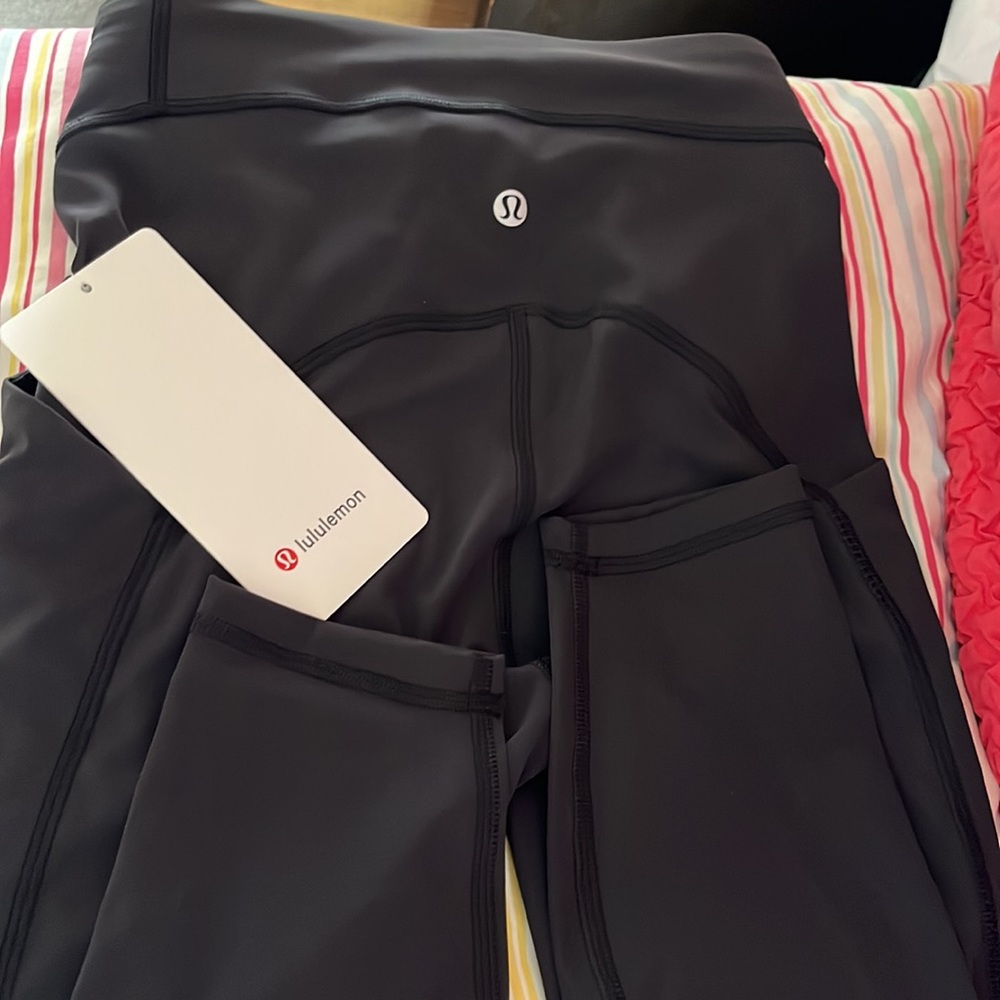 NWT- lululemon power thru legging. Most popular with pockets on sides. 25”. Sz 2